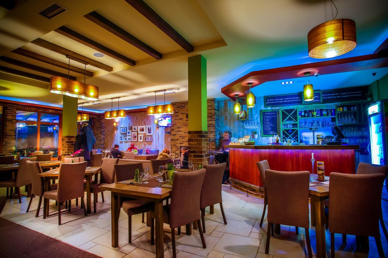 Hotel Moja Carda Temerin エクステリア 写真